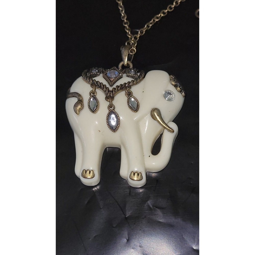 Avon NRT Wild Safari Elephant Pendant Necklace 2011 Rhinestone 33in